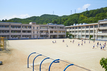 小学校の校庭画像