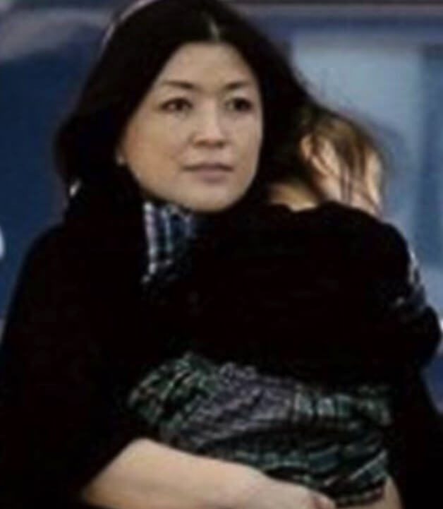 藤島ジュリー景子が幼い娘【長女】を抱きかかえている写真画像