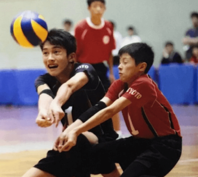 髙橋藍選手と兄の髙橋塁選手が幼い日にバレーボールを練習している画像