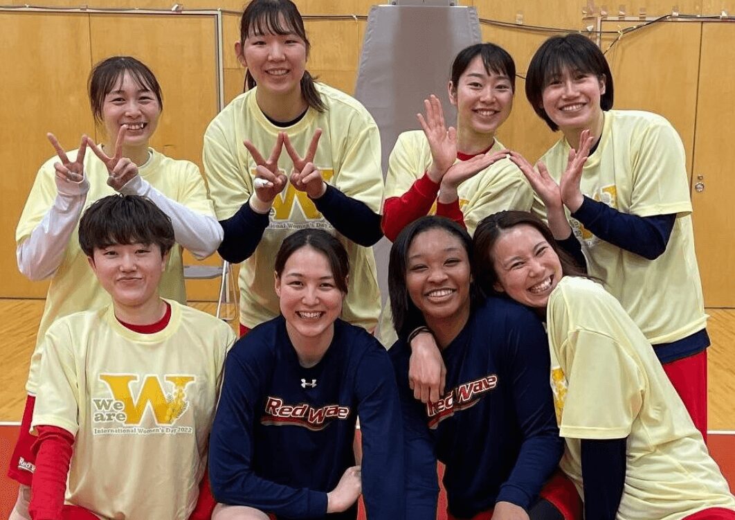 田中真美子さんと同じチームメイト「富士通レッドウェーブ」所属のオコエ桃仁花選手が一緒に写った画像