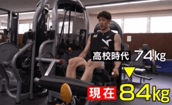 石川祐希選手がストイックにジムトレーニングをしている画像