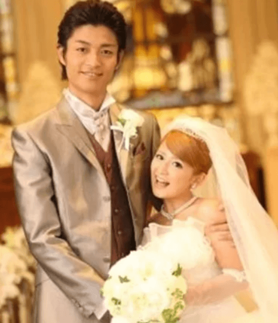 矢口真里と元旦那・中村昌也の結婚写真